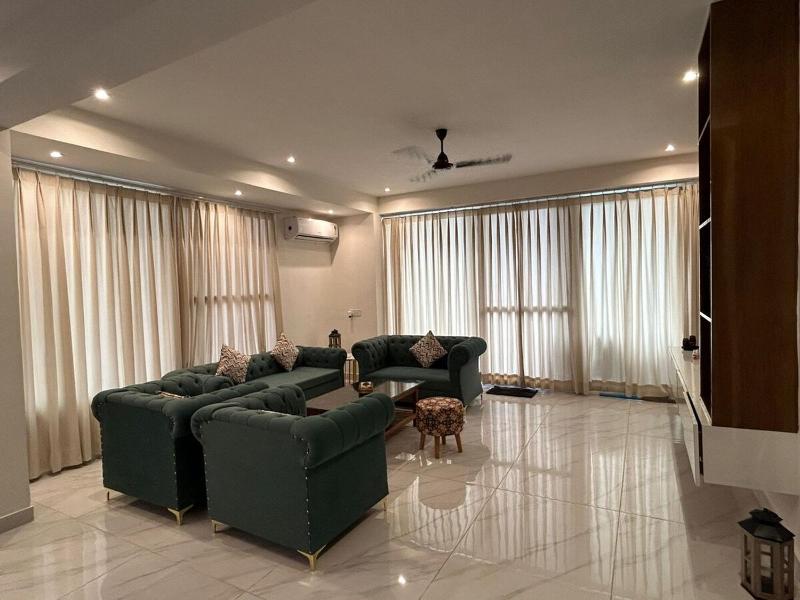 Divine Stay-3BHK AC WiFi Kitchen - image 7