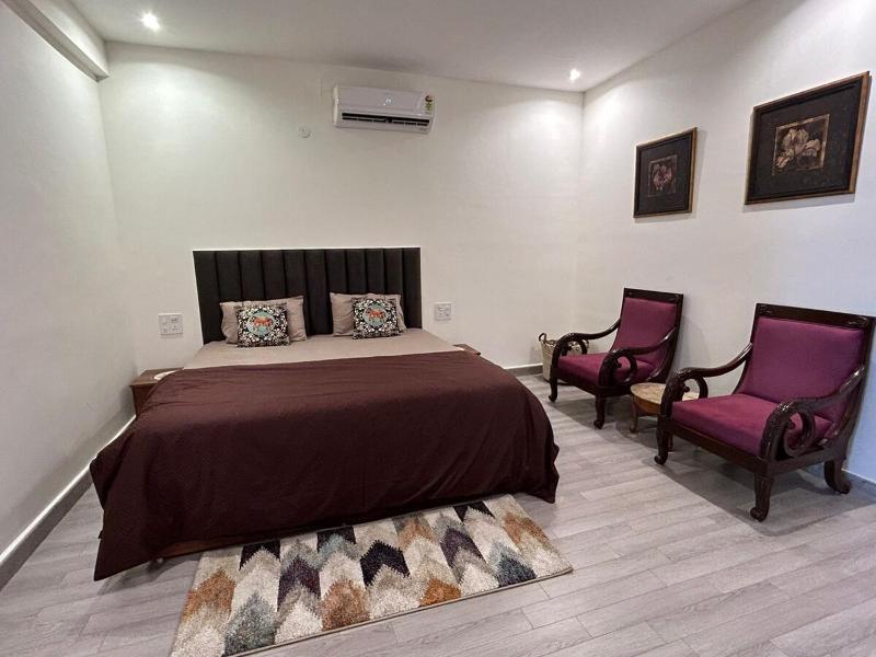 Divine Stay-3BHK AC WiFi Kitchen - image 6