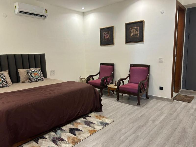 Divine Stay-3BHK AC WiFi Kitchen - image 8