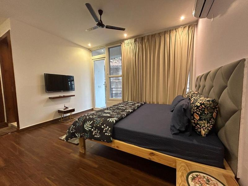 Divine Stay-3BHK AC WiFi Kitchen - image 14