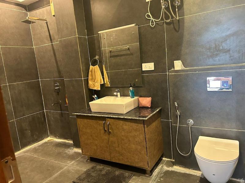 Divine Stay-3BHK AC WiFi Kitchen - image 21