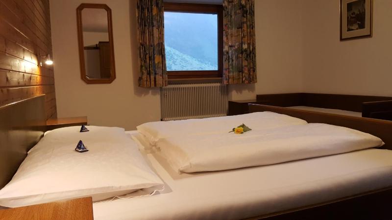 Standard Double Room East image 4