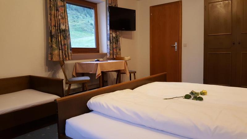Standard Double Room East image 3
