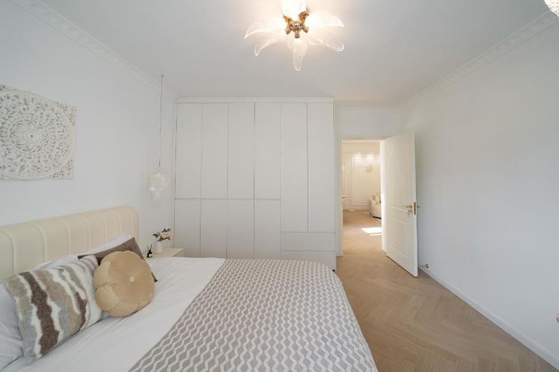 YuLou - Sunlit French-Inspired Flat with Generous Open Space - image 11