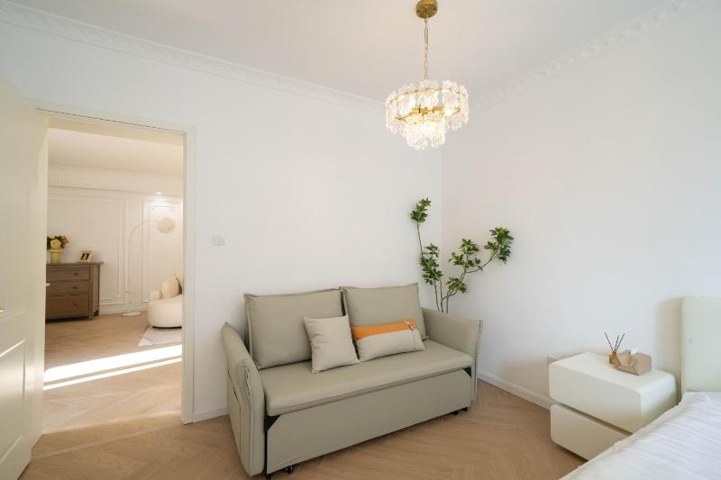 YuLou - Sunlit French-Inspired Flat with Generous Open Space - image 12