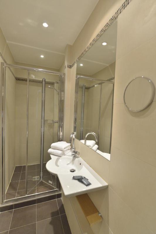 Quadruple Room image 3