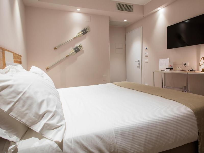 Double Room image 2