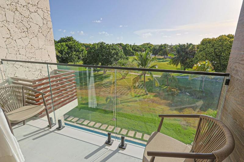 Elegant 2BD Golf Course Views - image 17