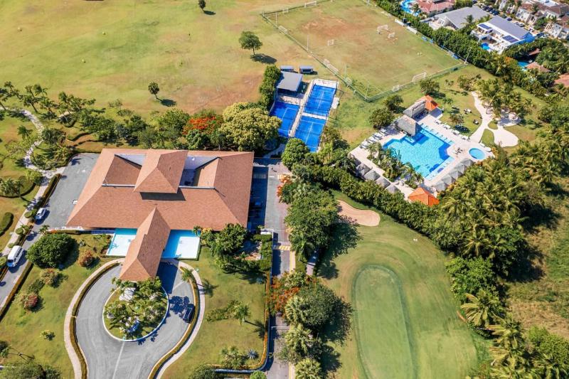 Elegant 2BD Golf Course Views - image 8