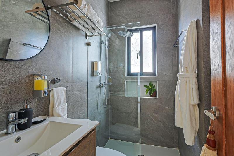 Elegant 2BD Golf Course Views - image 35