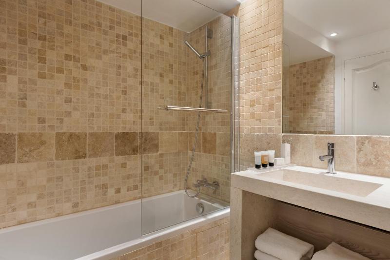 Deluxe Room with Sea and Golf Course View image 4