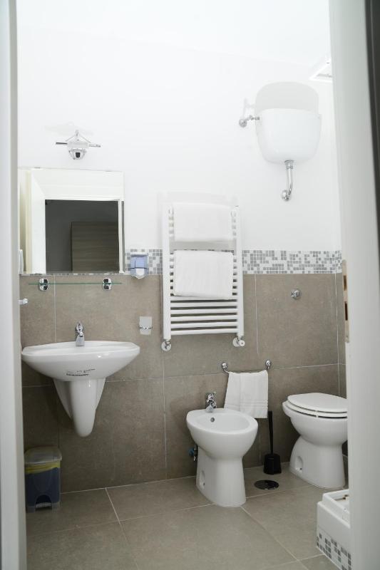 Quadruple Room with Bathroom image 2