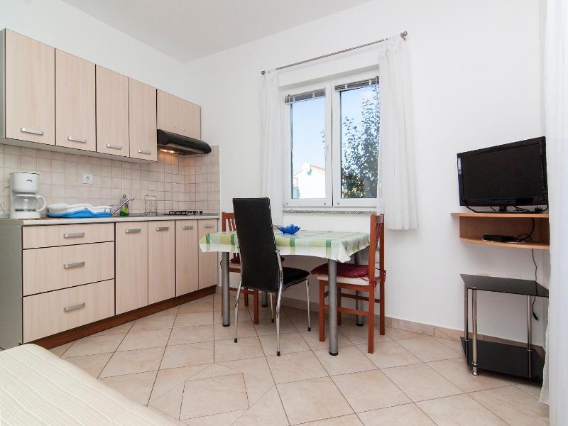One-Bedroom Apartment with Garden View image 3