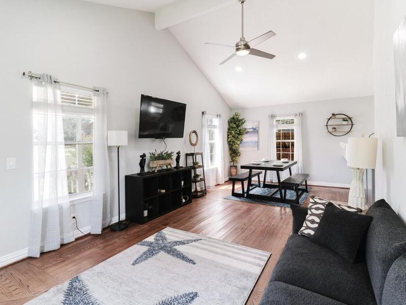 Downtown Vibes - 5 Min to City Core - image 8