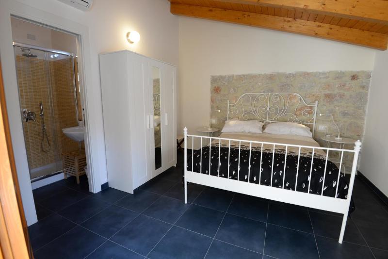 Double Room image 3