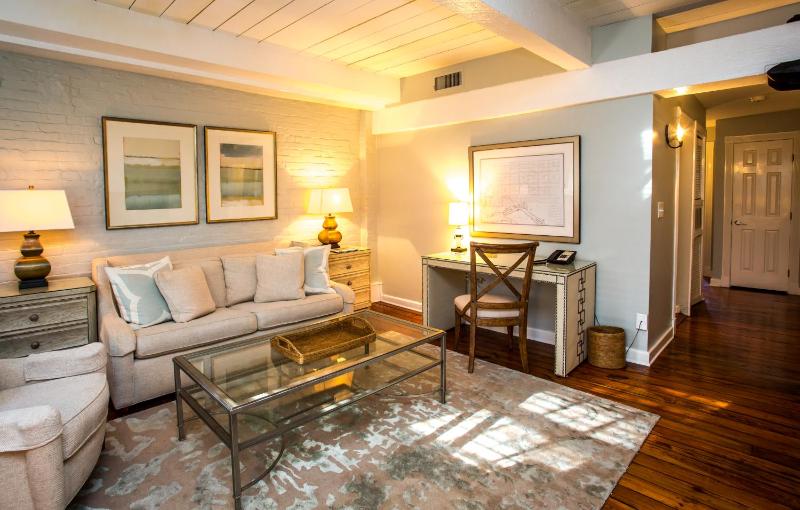 One-Bedroom Queen Suite with Street View - Stair Access Only image 4