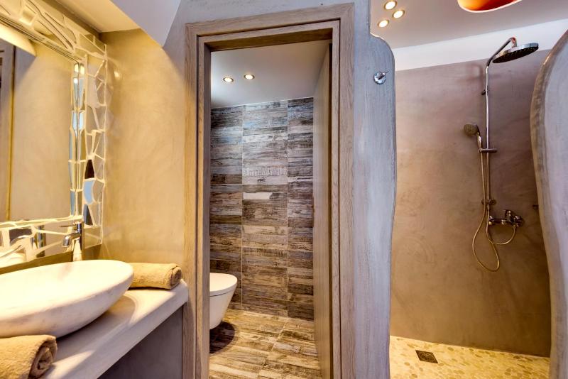Grand Suite with Outdoor Jacuzzi image 3