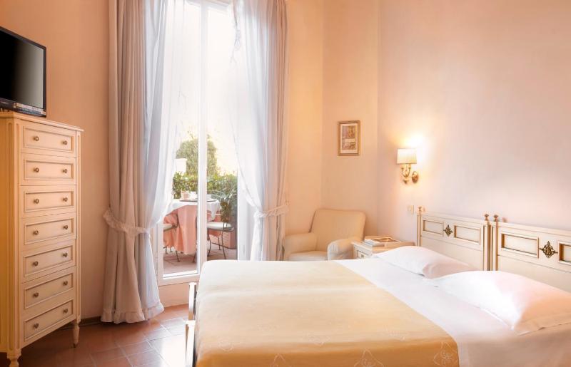 Classic Double or Twin Room image 4