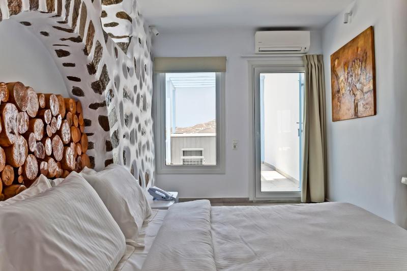 Grand Suite with Outdoor Jacuzzi image 4
