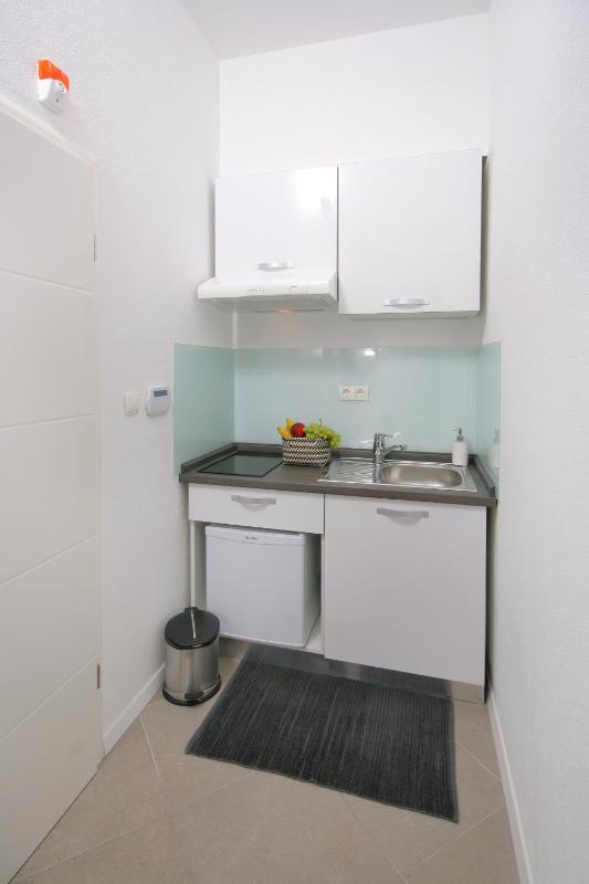 Studio 2-3 adults image 3