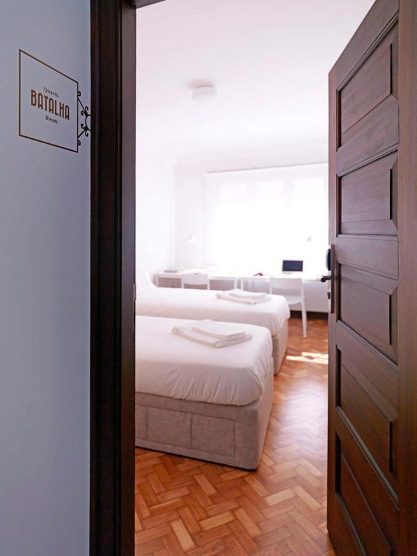 Twin Room with Shared Bathroom image 3