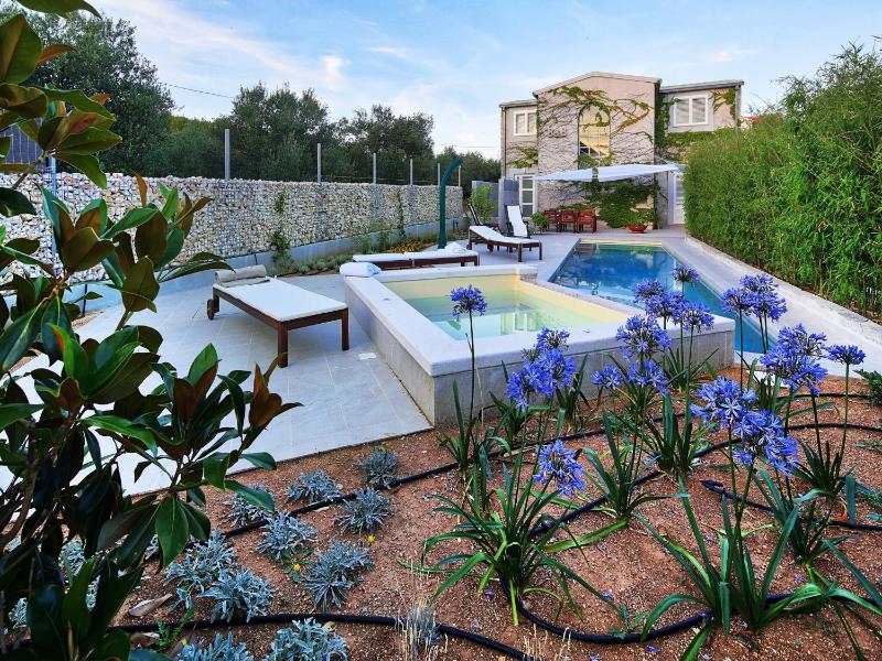 Charming Villa with Pool - image 30