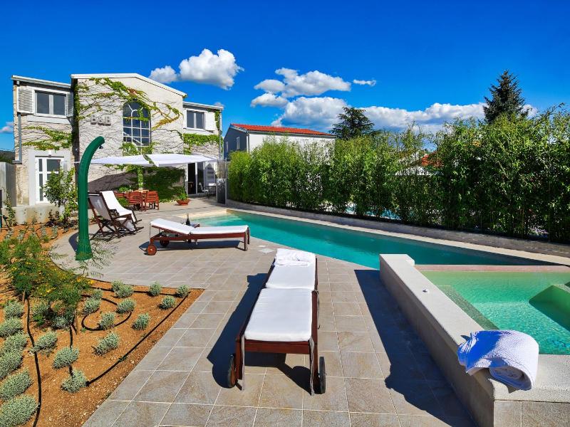 Charming Villa with Pool - image 40