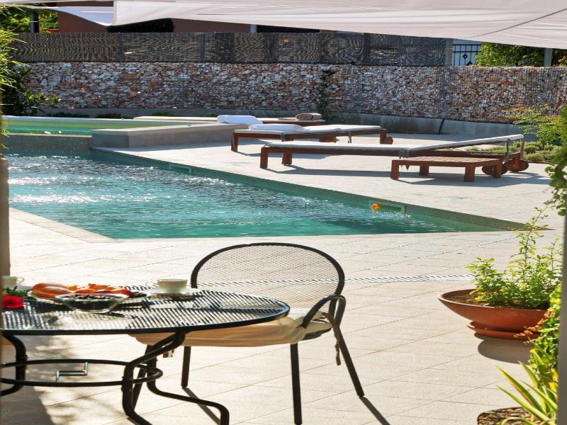 Charming Villa with Pool - image 6