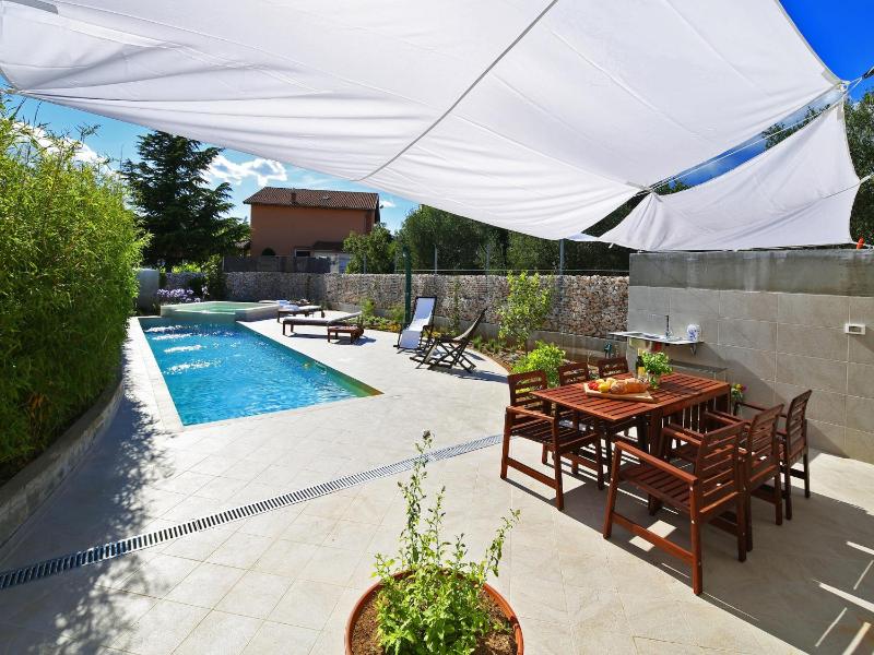 Charming Villa with Pool - image 2
