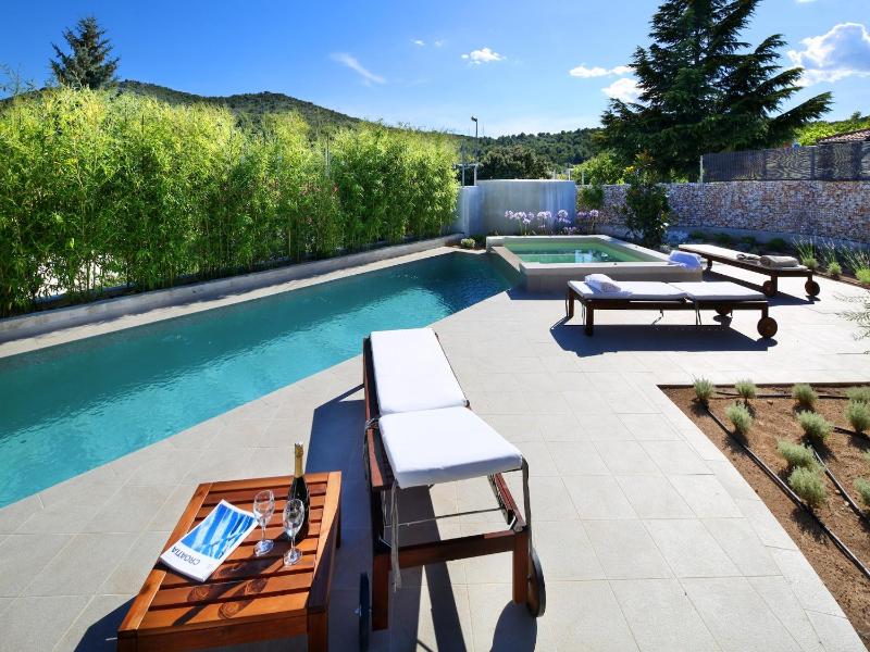 Charming Villa with Pool - image 5