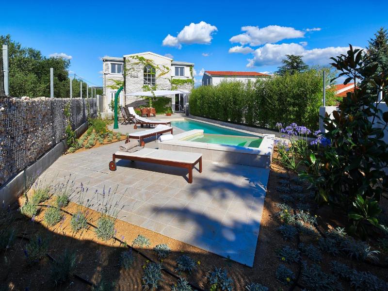 Charming Villa with Pool - image 11