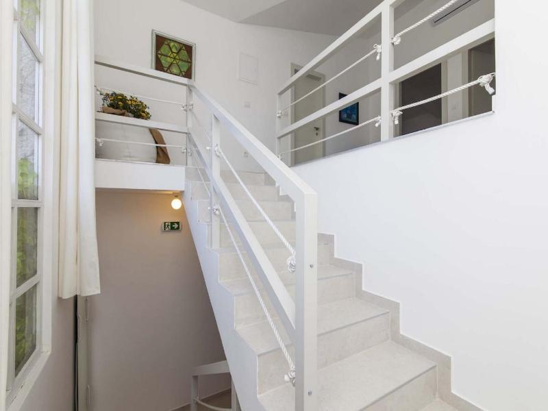 Charming Villa with Pool - image 12