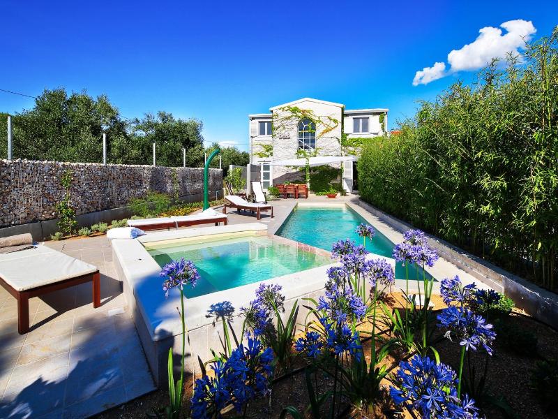 Charming Villa with Pool - image 35
