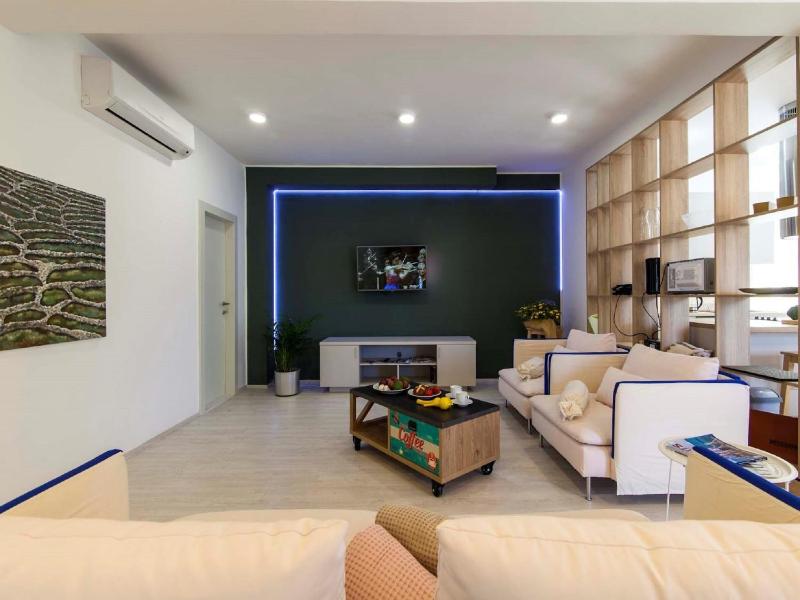Charming Villa with Pool - image 38