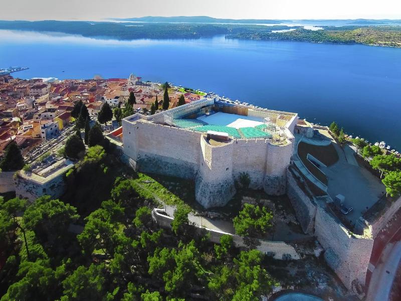 Charming Villa with Pool - image 9