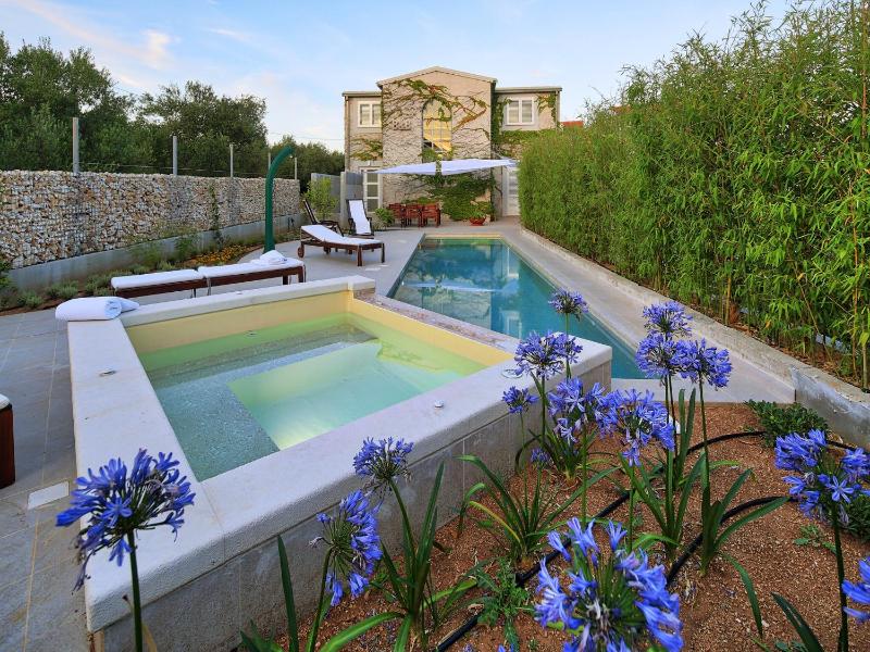 Charming Villa with Pool - image 1