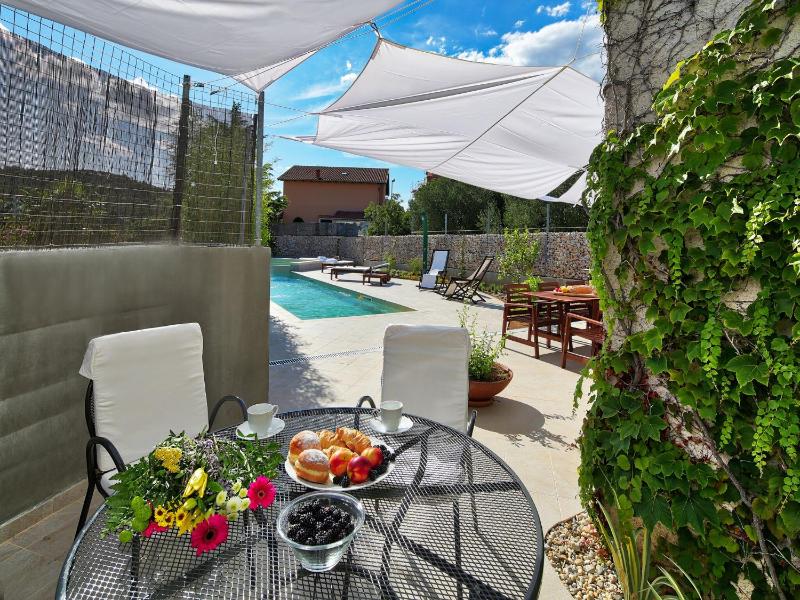 Charming Villa with Pool - image 39