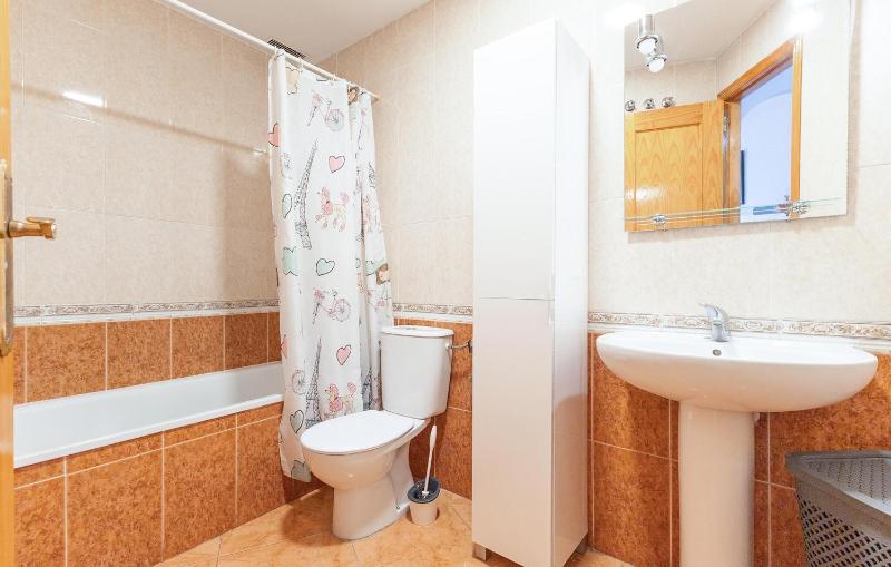 Beautiful Apartment In Torrevieja With Wifi - image 11