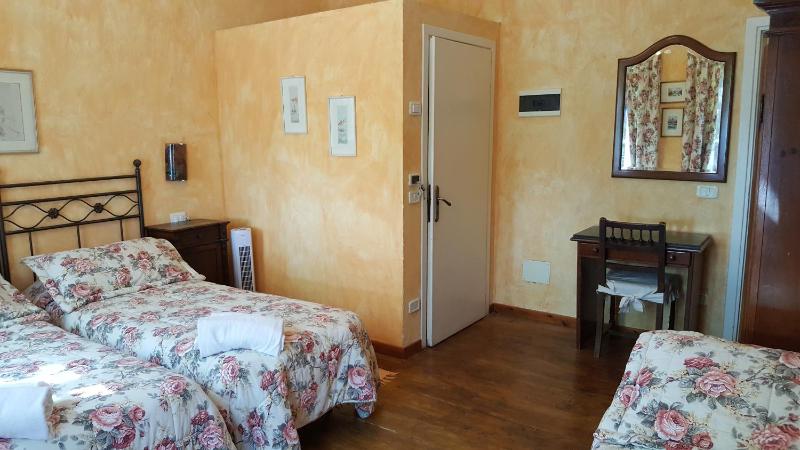 Standard Triple Room image 4