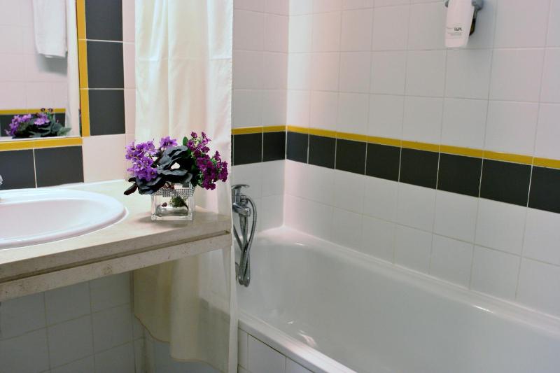 Standard Twin Room image 2