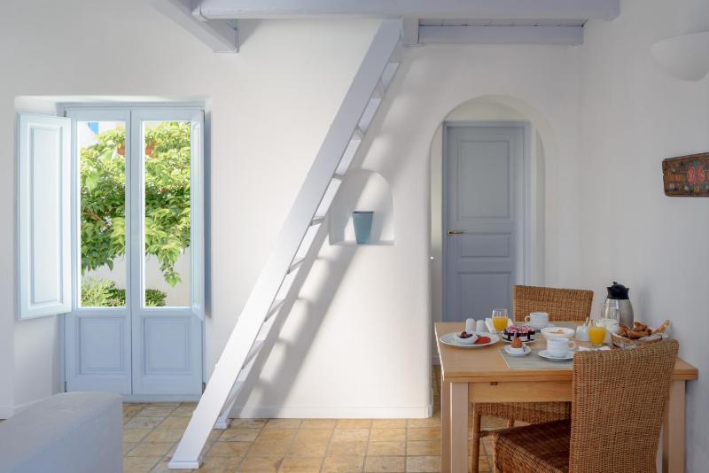 La Boheme Suite with Caldera View image 4