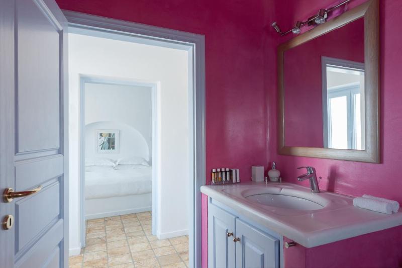 Rigoletto Suite with Caldera View image 4