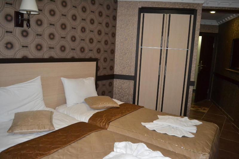 Standard Twin Room image 3