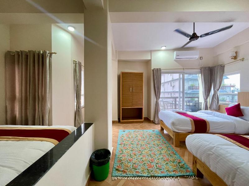 Hotel Roadside Inn - image 2