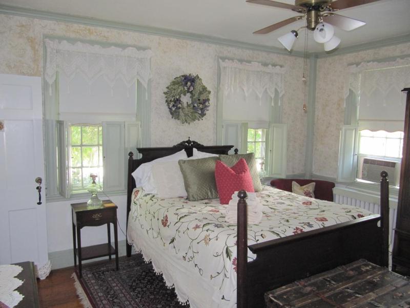 Queen Room image 4