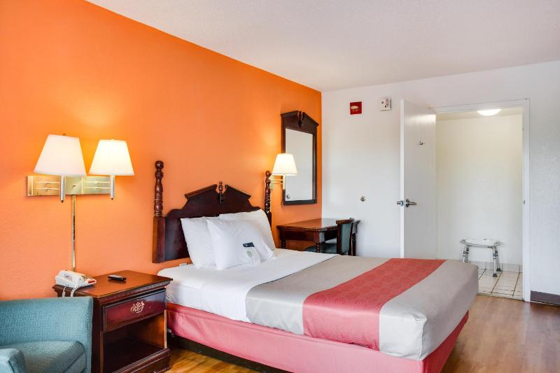 Queen Room with Two Queen Beds - Smoking image 3