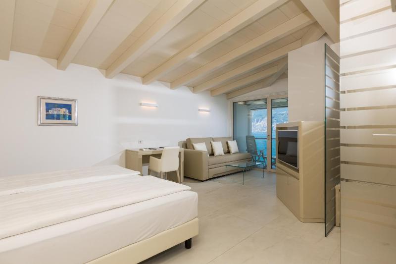 Junior Suite with Lake View image 4