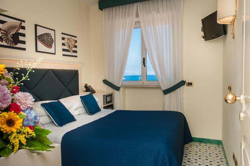 Superior Double Room with Sea View image 4