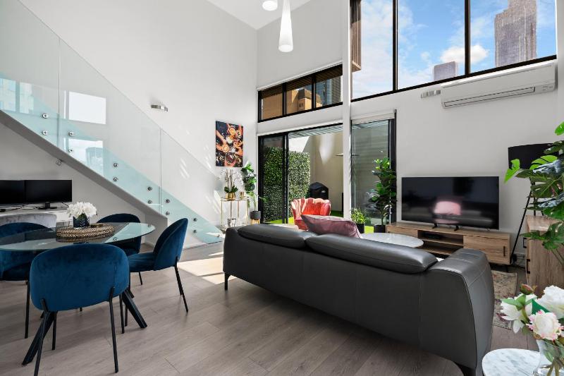 Private Apartment Rare Loft Style Penthouse Bourke St Mall with Parking - image 4