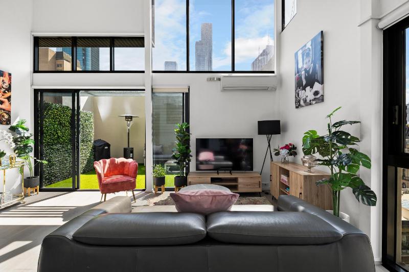 Private Apartment Rare Loft Style Penthouse Bourke St Mall with Parking - image 6
